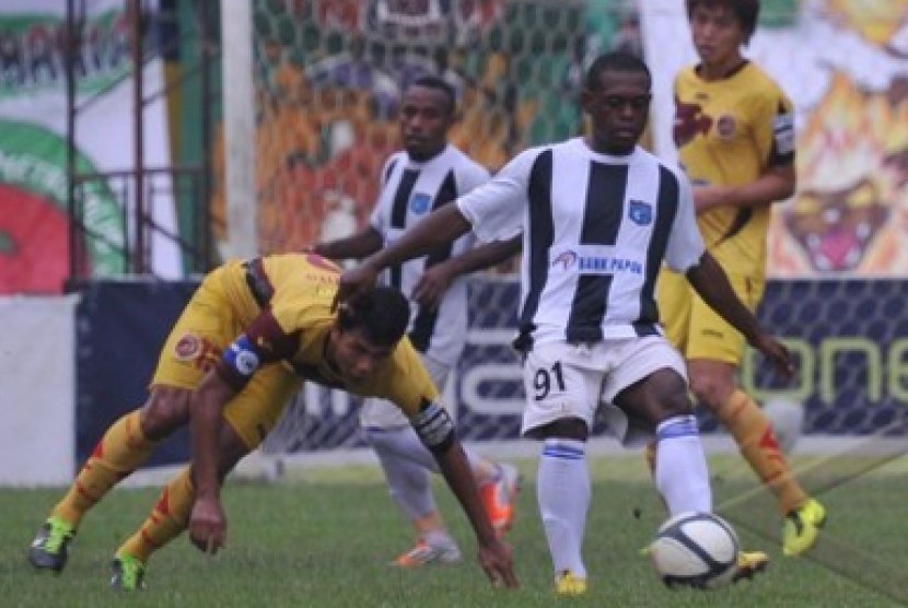 Pemain Sriwijaya FC Sriwijaya FC Ahmad Juprianto (kiri) gagal merebut bola dari pemain Persidafon Dafonsoro David Laly (kanan) pada pertandingan antara Sriwijaya FC dan Persidafon Dafonsoro di Stadion Gelora Sriwijaya Jakabaring Palembang, Kamis (16/5). 