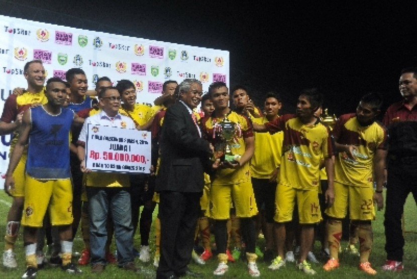 Pemain Sriwijaya FC usai laga Gubernur Sumsel Cup di Stadion Gelora Sriwijaya Jakabaring, Palembang, Sabtu (21/3) malam.
