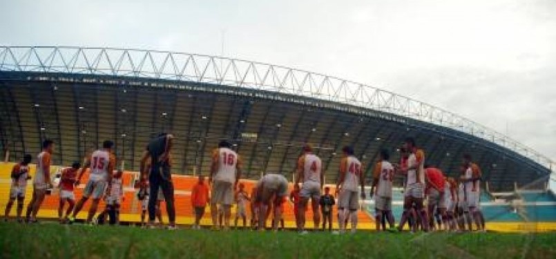 Pemain Sriwijaya Football Club (SFC) melakukan doa usai menjalani latihan rutin, Kamis (15/12) di Stadion Gelora Jakabaring Palembang.