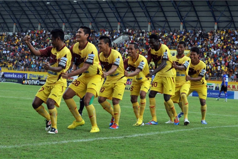 Pemain Sriwijaya melakukan Selebrasi atas gol Ramdhani Lestaluhu ke gawang Pelita Bandung Raya pada pertandingan Indonesian Super League (ISL) di stadion Gelora Sriwijaya Jakabaring, Palembang, Minggu (17/2). 