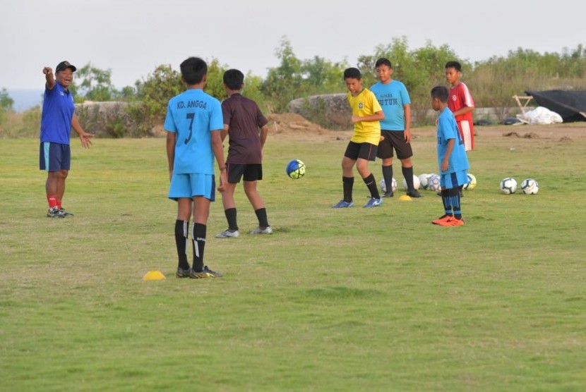 Pemain SSB Kutuh U-12 berlatih di Lapangan Krida Manggala I Ketut Lotri  Desa Kutuh, Badung, Bali, Jumat (17/5/2019). Mereka berlatih menjelang Badung International Football Championship pada Agustus-Desember 2019 di lapangan yang dibangun dengan dana desa dan swadaya masyarakat ini.