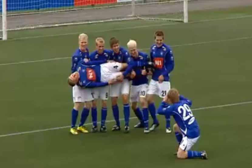 Pemain Stjarnan melakukan selebrasi unik usai menjebol gawang lawan.