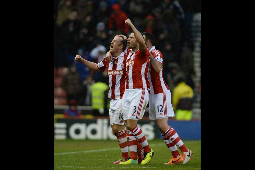 Pemain Stoke City melakukan selebrasi usai mengoyak gawang tim lawan. 