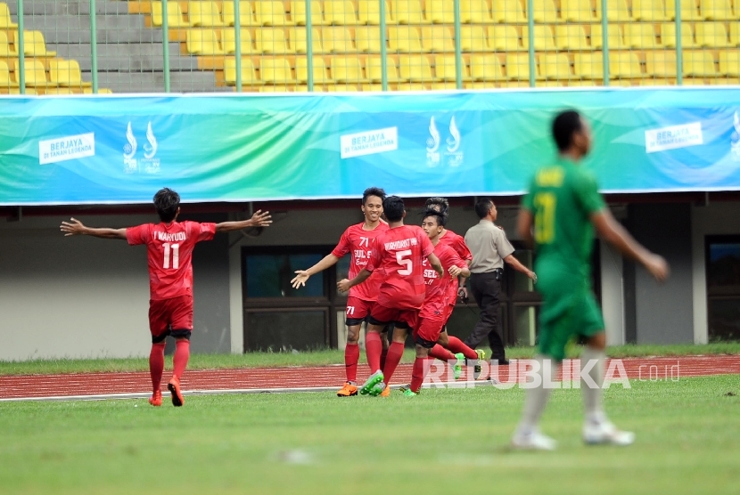 Pemain Sul Sel melakukan selebrasi usai mencetak gol ke gawang Kal Sel dalam pertandingan Grup B,stadion Patriot Chandrabaga, Bekasi, Jawa Barat, Ahad (18\9). Sulsel melaju ke final dan akan menantang tuan rumah Jawa Barat, pada Rabu (28/9).