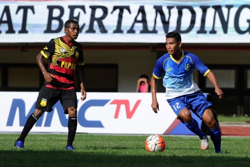 Pemain Sumsel Manda Cingi (kanan) menggiring bola dalam laga melawan Papua di Stadion Patriot, Bekasi, Selasa (20\9).
