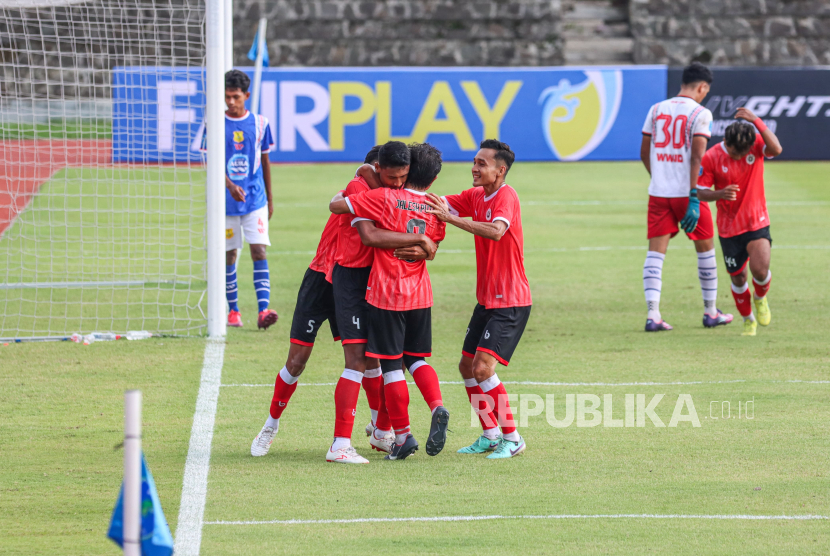 Pemain Sumut United melakukan selebrasi usai mencetak gol ke gawang PSDS Deli Serdang dalam laga pembuka PNM Liga Nusantara yang berlangsung Jumat (13/12/2024) di Stadion Sriwedari, Solo, Jawa Tengah. 