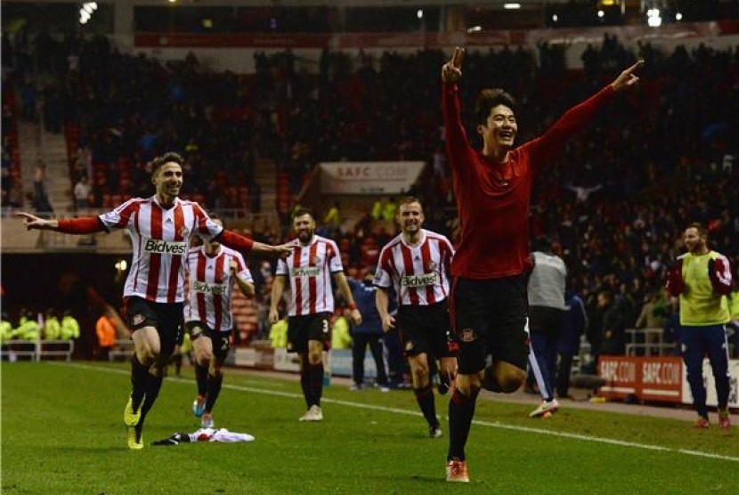 Pemain Sunderland asal Korea Selatan, Ki Sung-yueng (kanan), meluapkan kegembiraannya usai menjebol gawang Chelsea di laga Piala Liga di Stadion Light, Sunderlan, Selasa (17/12). 