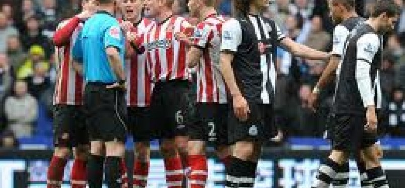 Pemain Sunderland dan Newcastle United terlibat adu mulut.