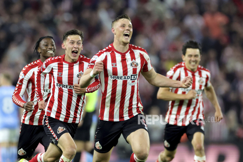Pemain Sunderland Daniel Ballard, tengah, dan rekan setimnya merayakan keberhasilan lolos ke final playoff setelah peluit akhir dibunyikan usai bermain imbang 1-1 melawan Coventry City dalam pertandingan leg kedua semifinal playoff Divisi Championship di Stadium of Light, Rabu 14 Mei 2025 dini hari WIB, di Sunderland.