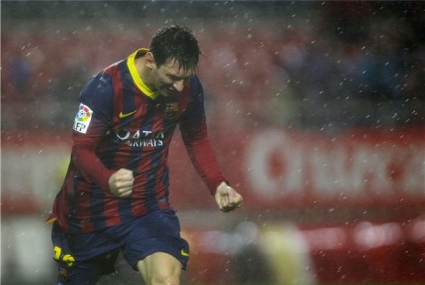 Pemain superbintang Barcelona, Lionel Messi, meluapkan emosinya usai menjebol gawang Sevilla FC dalam laga La Liga Spanyol di Ramon Sanchez Pizjuan, Sevilla, Ahad (9/2). 