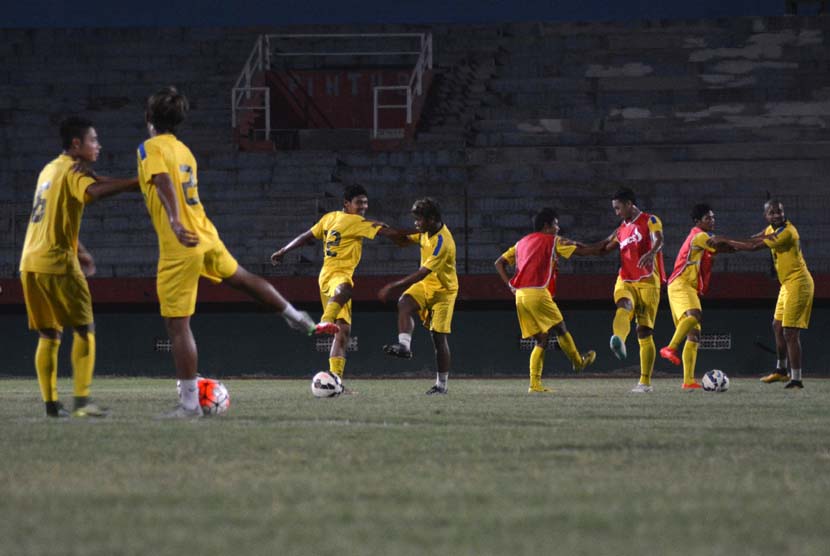 Pemain Surabaya United melakukan uji coba lapangan Stadion Gelora Delta Sidoarjo, Jawa Timur, Kamis (12/11). 