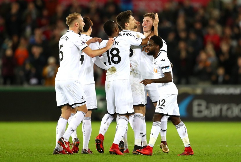 Pemain Swansea merayakan kemenangan atas Liverpool.
