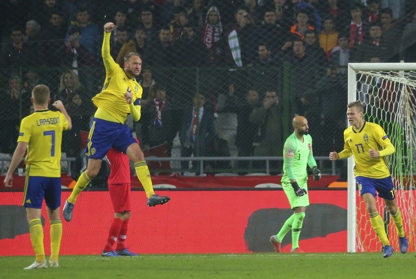 Pemain Swedia Andreas Granqvist (tengah), meluapkan ekspresi usai menjebol gawang Turki dalam lanjutan UEFA Nations League di Konta, Turki. Swedia menang 1-0 atas Turki 