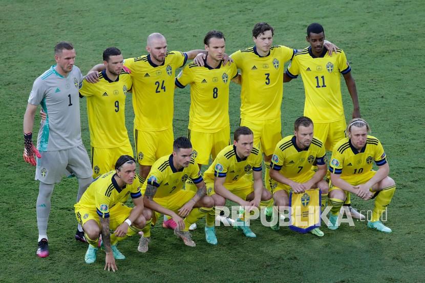 Pemain timnas Swedia berpose untuk foto tim sebelum pertandingan Grup E Euro 2020 antara Spanyol dan Swedia, di Stadion La Cartuja di Seville, Spanyol, Selasa (15/6) dini hari WIB.