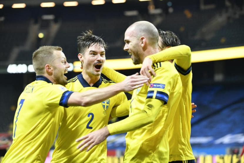 Pemain Swedia Marcus Danielson (kanan) merayakan gol ke gawang Kroasia dalam laga UEFA Nations League.