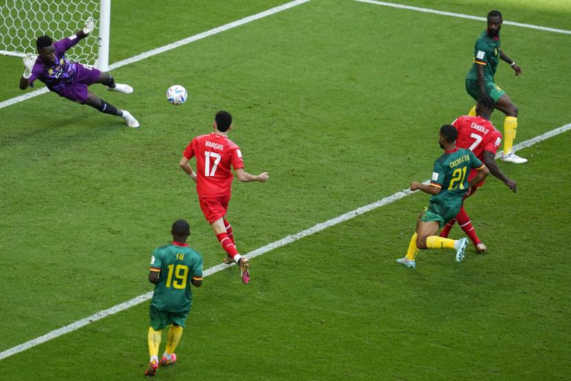  Pemain Swiss Breel Embolo (7) mencetak gol pembuka timnya selama pertandingan sepak bola grup G Piala Dunia antara Swiss dan Kamerun, di Stadion Al Janoub di Al Wakrah, Qatar, Kamis, 24 November 2022. 