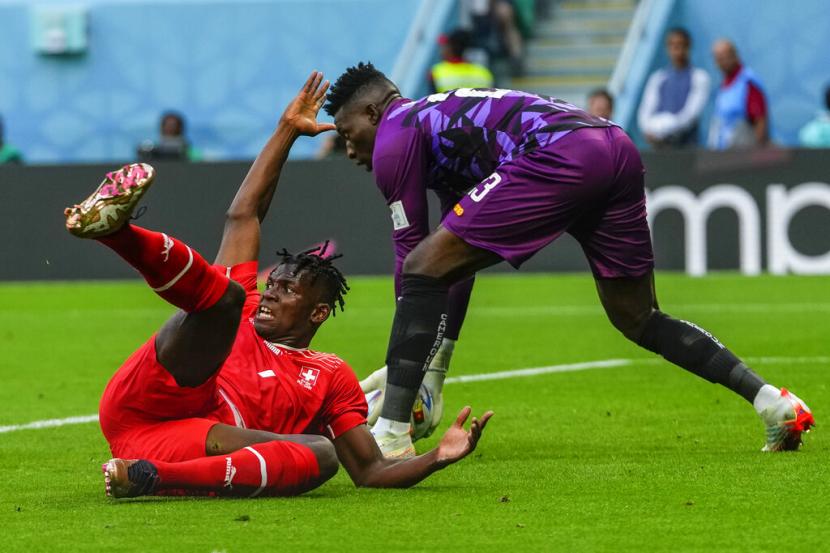Kiper Timnas Kamerun Andre Onana (kanan) saat beraksi melawan Swiss pada laga pembuka Piala Dunia 2022.