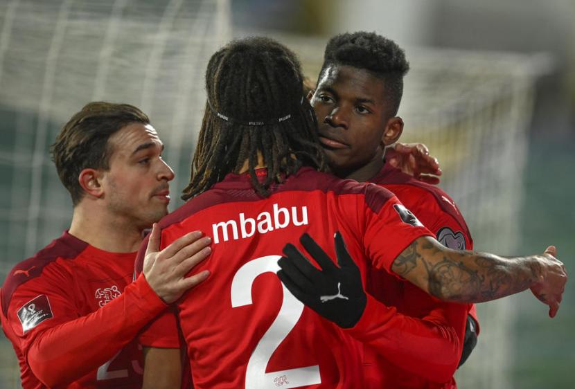 Pemain Swiss Breel Embolo (kanan) merayakan golnya ke gawang Bulgaria dalam laga kualifikasi Piala Dunia 2022 bersama Xherdan Shaqiri (kiri) da Kevin Mbabu.