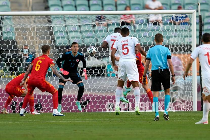 Pemain Swiss Breel Embolo (nomor 7), mencetak gol pembuka timnya pada pertandingan Grup A Euro 2020 antara Wales dan Swiss, di Stadion Olimpiade Baku, di Baku, Azerbaijan, Sabtu (12/6).
