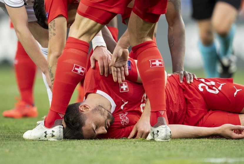 Pemain Swiss Fabian Schaer terbarung di rumput pada laga kualifikasi Grup D Piala Eropa 2020 melawan Georgia di Stadion Nasional Boris Paichadze, Tbilisi, Georgia, Ahad (24/3) dini hari WIB.