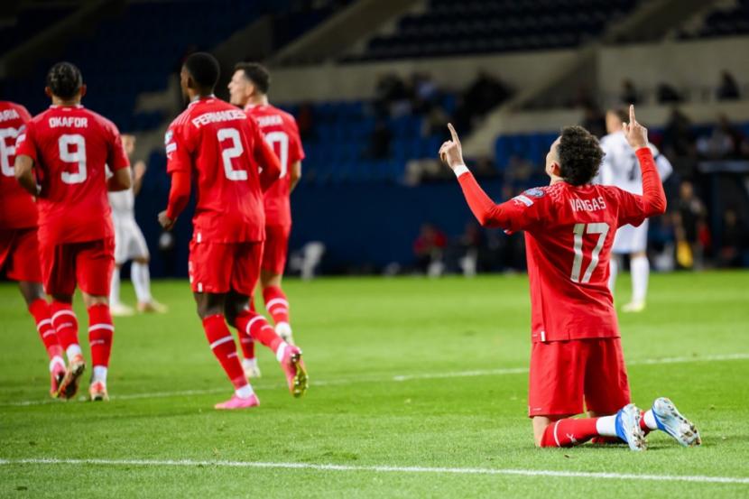 Pemain Swiss Ruben Vargas merayakan golnya ke gawang Israel.
