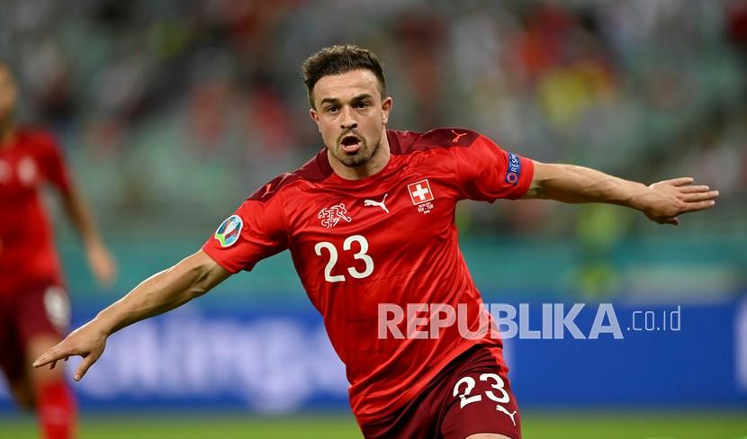 Pemain Swiss  Xherdan Shaqiri melakukan selebrasi usai mencetak gol ketiga timnya dalam pertandingan grup A Piala Eropa 2020 antara Swiss dan Turki di Stadion Olimpiade Baku di Baku, Azerbaijan,Ahad (20/6).
