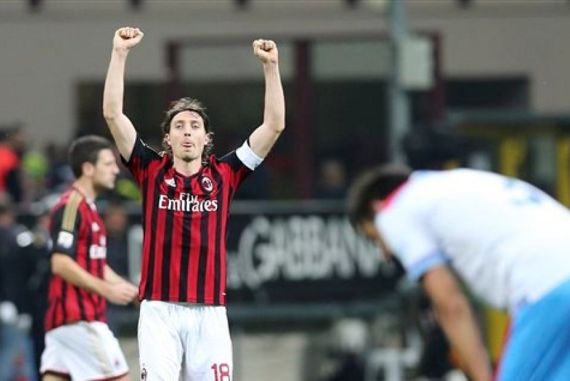 Pemain tengah AC Milan Riccardo Montolivo (tengah) merayakan gol yang ia cetak ke gawang Catania. 