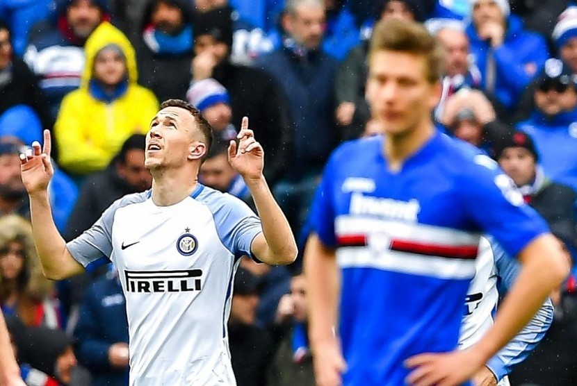 Pemain tengah Inter Milan Ivan Perisic (kiri) merayakan golnya ke gawang Sampdoria dalam laga lanjutan Serie A, Ahad (18/3) di Luigi Ferraris Stadium, Genoa, Italia. 