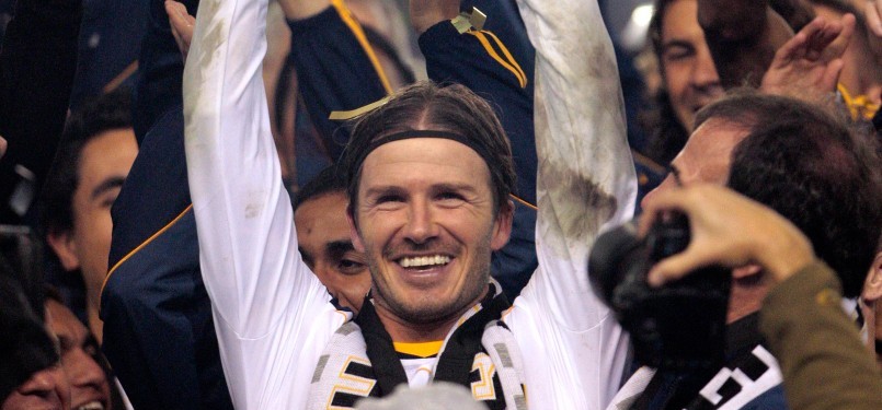 Pemain tengah LA Galaxy David Beckham merayakan kemenangan bersama seluruh tim dengan merebut juara MLS 2011, setelah mengalahkan Dynamo Houston 1-0 di Carson, California, Minggu, (21/11). (AP)