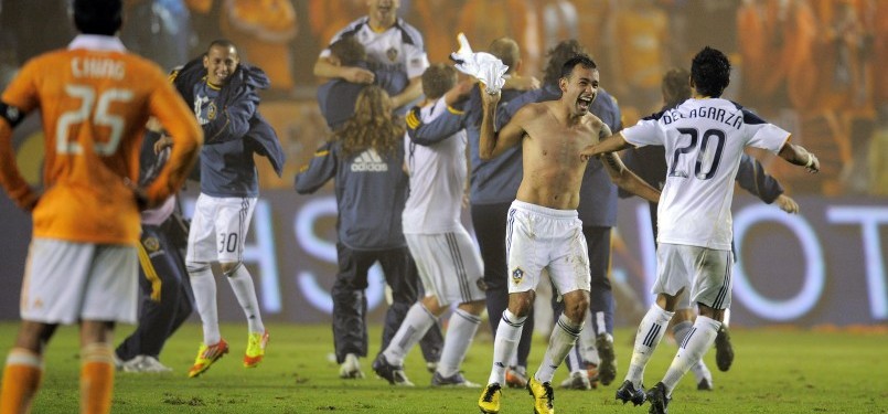 Pemain tengah LA Galaxy, Juninho (Tengah), merayakan kemenangan bersama rekannya usai mengalahkan Houston Dynamo 1-0 pada piala MLS di Carson, California, Minggu, (20/11). (AP)