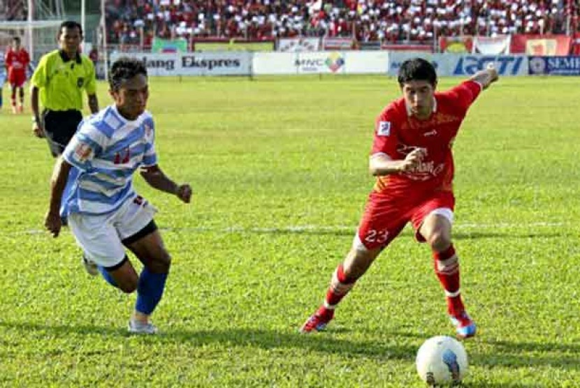 Pemain Tengah Semen Padang Esteban Viscara (kanan) berebut bola dengan pemain belakang Persiraja Banda Aceh, Gilang Angga dalam pertandingan Indonesian Premier League (IPL) di Stadion H Agus Salim, Padang, Sumatera Barat, Ahad (24/6)