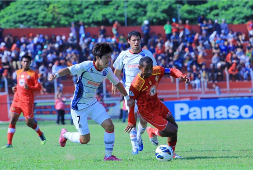 Pemain tengah Semen Padang FC, Elie Aiboy (kanan), mencoba melewati hadangan pemain sepak bola Warriors FC saat pertandingan Piala Asian Football Confederation (AFC) 2013 di Stadion Agus Salim, Padang, Selasa (5/3). 
