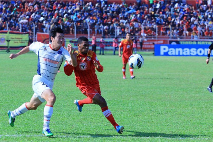 Pemain tengah Semen Padang FC, Vendry Ronaldo Moro (kanan), beradu lari dengan pemain sepak bola Warriors FC saat pertandingan Piala Asian Football Confederation (AFC) 2013 di Stadion Agus Salim, Padang, Selasa (5/3). 