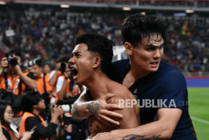 Pemain Thailand merayakan gol ke gawang Filipina pada leg kedua semifinal Piala AFF 2024.