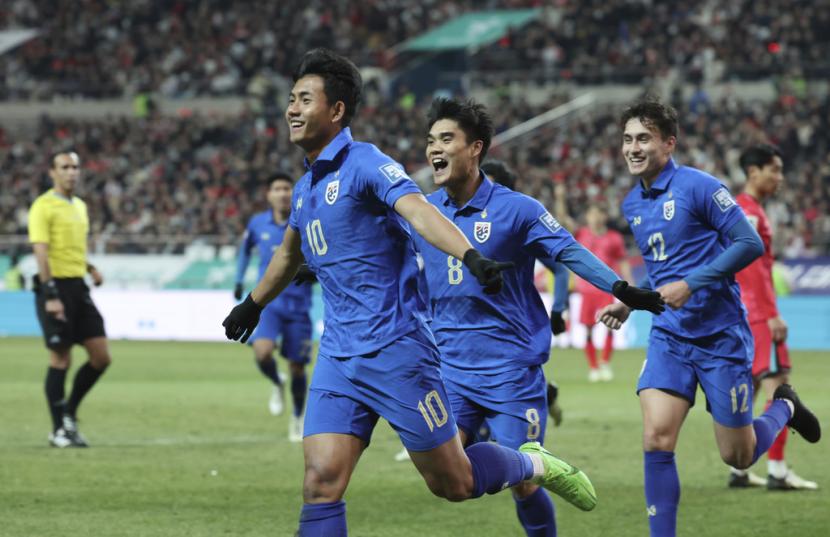 Pemain Thailand Suphanat Mueanta (kiri) merayakan golnya ke gawang Korea Selatan dalam laga kualifikasi Piala Dunia 2026 di Seoul, Kamis (21/3/2024) malam WIB.