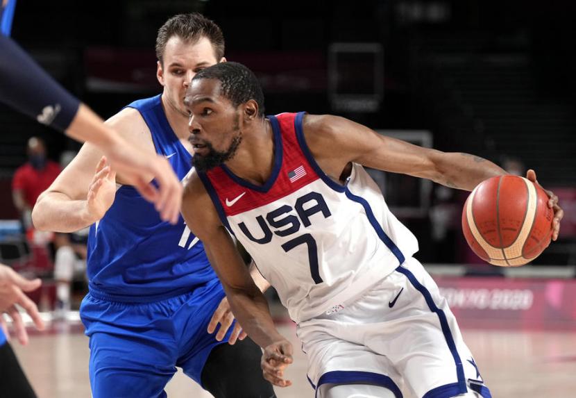 Pemain tim basket Amerika Serikat Kevin Durant membawa bola (ilustrasi).