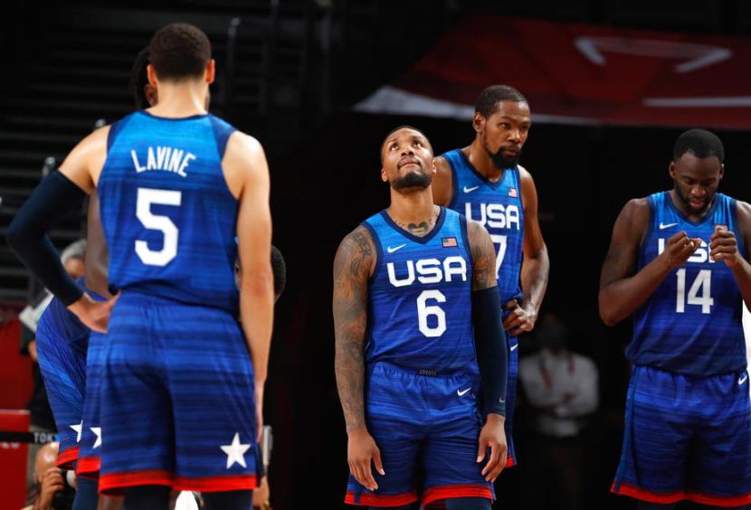 Pemain tim basket putra Amerika Serikat Damian Lillard (tengah) di Olimpiade Tokyo 2020.