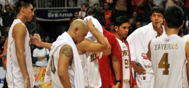 Pemain tim basket putra Indonesia tertunduk lesu usai menelan kekalahan dari Thailand pada babak semifinal SEA Games ke-26 di Britama Arena Sport Mall, Jakarta, Jumat (18/11) malam.