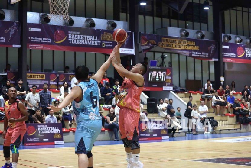 Pemain tim basket Sinar Mas Land Ferdian Nurdin memasukkan bola dalam pertandingan perempat final Sinar Mas Land Basketball Tournament 2025 melawan Sirclo di The Breeze, BSD City, Jumat (3/10/2025) malam. 