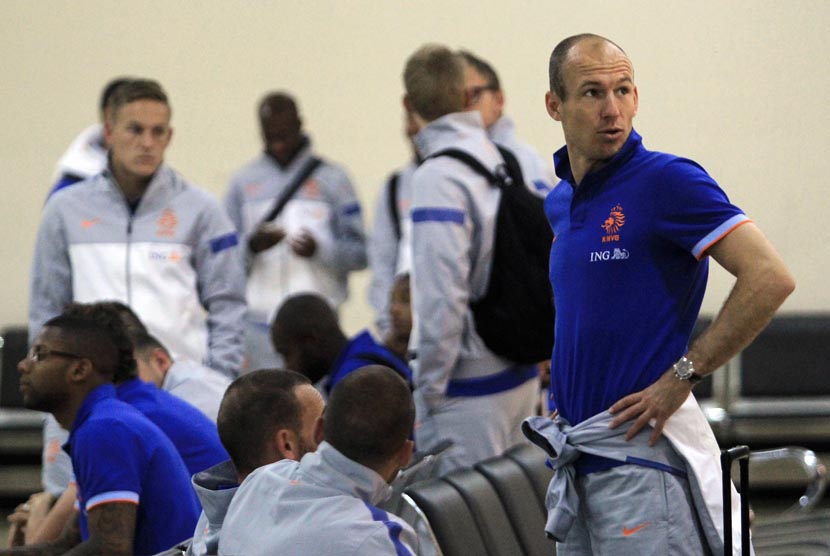 Pemain tim nasional Belanda Arjen Robben (kanan) bersama sejumlah rekannya tiba di Bandara Halim Perdanakusuma, Jakarta Timur, Rabu (5/6).   (Antara/Rian Fitrianto)