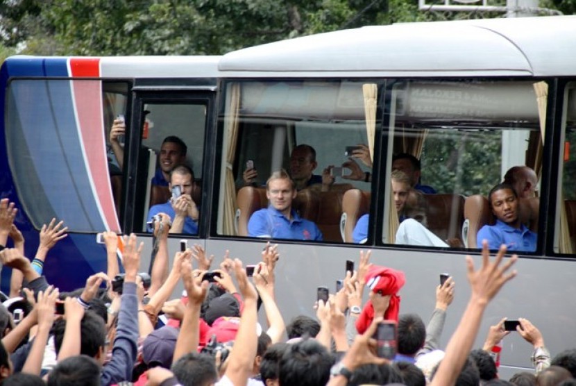 Pemain Tim Nasional Belanda menyapa fans dari dalam bus saat berkunjung di Museum Fatahillah, Jakarta, Kamis (6/6)