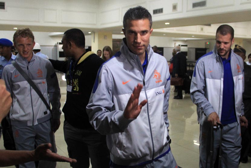  Pemain tim nasional Belanda Robin van Persie (tengah) dan Dirk Kuyt (kanan) bersama rekannya tiba di Bandara Halim Perdanakusuma, Jakarta Timur, Rabu (5/6).   (Antara/Rian Fitrianto)