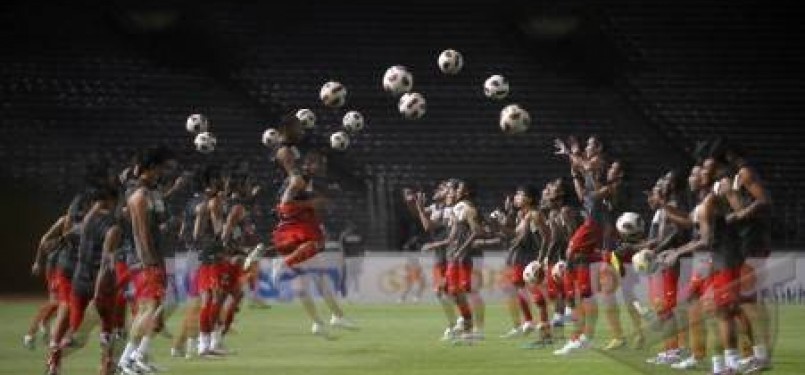 Pemain Tim Nasional Indonesia berlatih di Stadion Utama Gelora Bung Karno, Jakarta, Senin (5/9) malam.