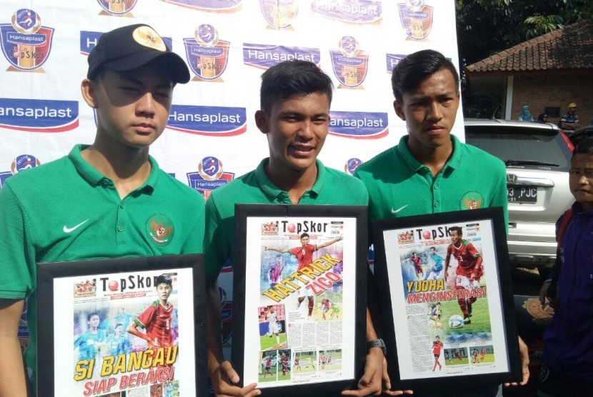 Pemain tim nasional Indonesia U-16, Sutan Diego Armando Ondriano Zico (tengah), Rendy Juliansyah (kiri) bersama Yudha Febrian (kanan), saat menghadiri Liga TopSkor U-13 musim 2017-2018 di Lapangan Trisakti, Cibubur, Bogor, Jawa Barat, Sabtu (14/10).