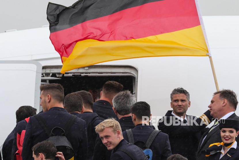 Pemain tim nasional Jerman  berjalan ke pesawat untuk keberangkatan ke Rusia, untuk Piala Dunia 2018  di Frankfurt, Jerman (12/6).