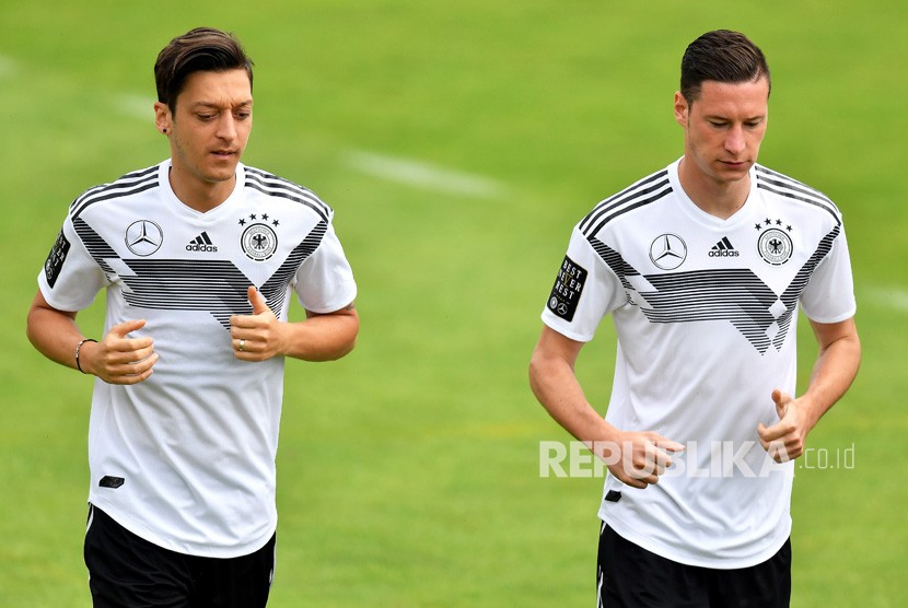 Pemain tim nasional Jerman Mesut Oezil  dan Julian Draxler mengikuti sesi pelatihan tim mereka di Eppan, Italia, Kamis (7/6).