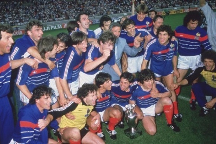 Pemain tim nasional Prancis merayakan kemenangan mereka menjuarai Piala Eropa 1984 dengan mengalahkan Spanyol 2-0 di partai final. 