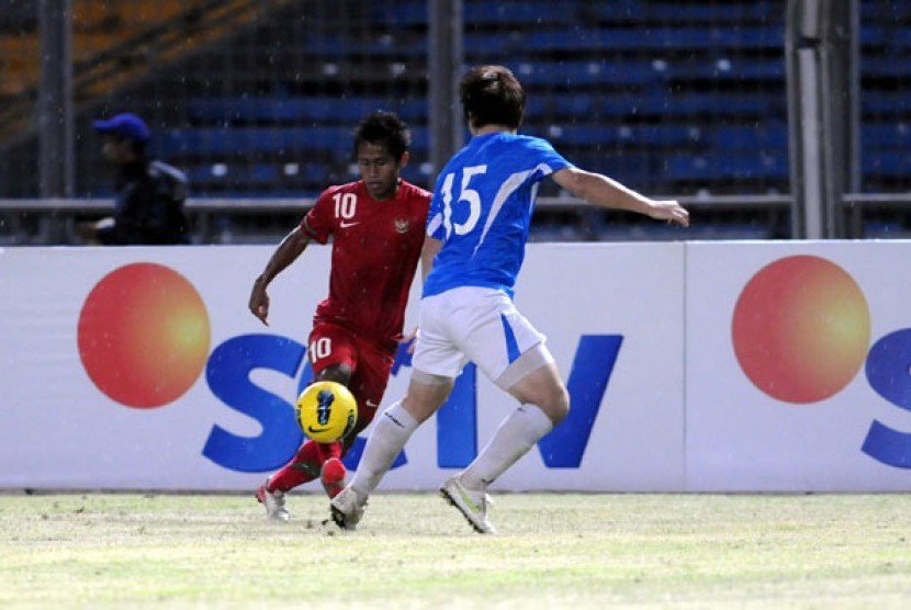 Pemain Tim Nasional U-21 Andik Vermansyah (merah) mencoba melewati hadangan pemain Hyundai Mipo Dockyard dalam pertandingan persahabatan di Stadion Utama Gelora Bung Karno, Jakarta, Jumat (10/2) malam