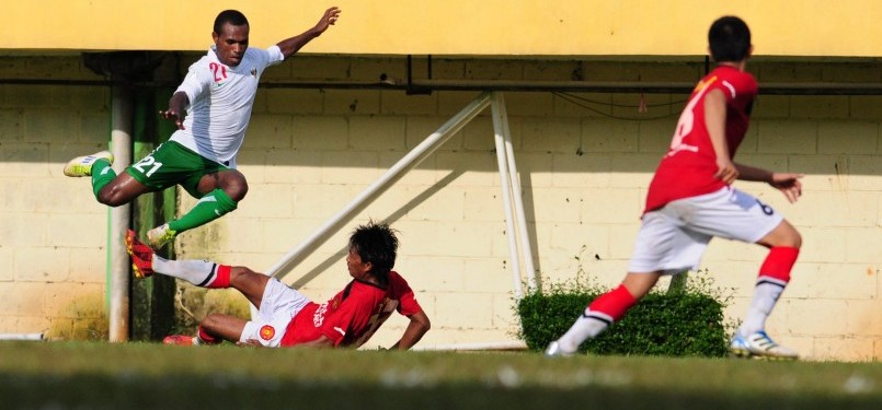 Pemain Tim Nasional U-21 Yosua Pahabol (nomor punggung 21) berebut bola dengan lawan dalam pertandingan uji coba melawan Makassar United FC yang berakhir 0-0 di Stadion Lebak Bulus, Jakarta, Senin (6/2).  (Republika/Aditya Pradana Putra)