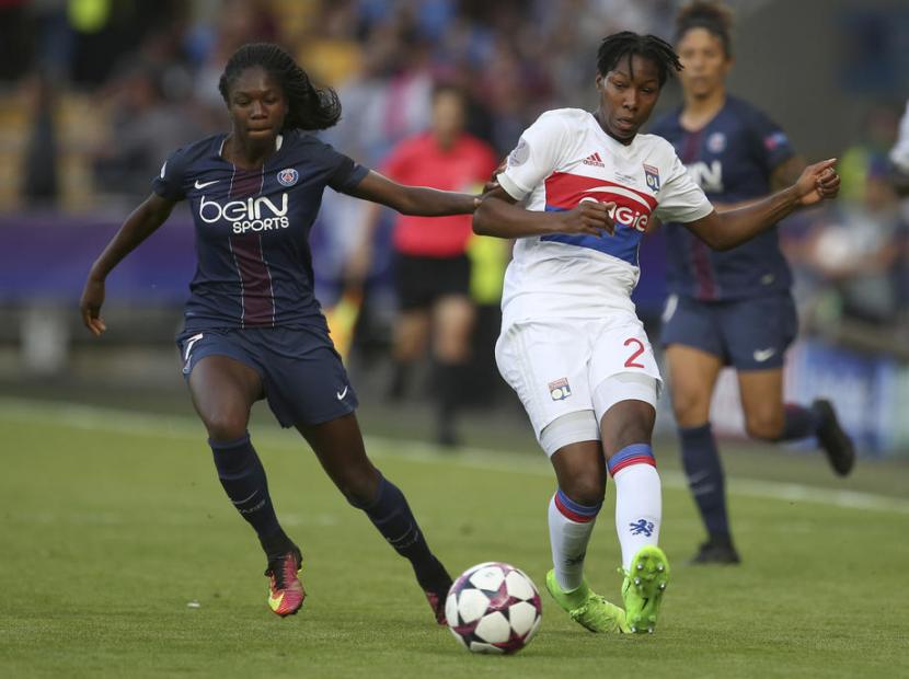 Pemain tim PSG Feminine atau PSG Putri Aminata Diallo (kiri) dalam pertandingan melawan Lyon. Diallo ditangkap karena dugaan otaki penganiayaan terhadap rekan setimnya Kheira Hamraoui.